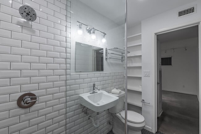 Building Photo - 217 E 12th St