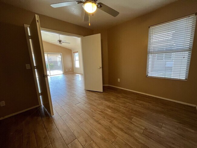 Building Photo - 2 BEDROOM PLUS DEN NEAR ARROWHEAD SHOPS