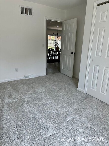 Building Photo - 909 NW Oxford Dr