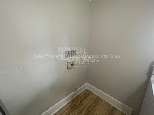 Building Photo - 121 Robbins St