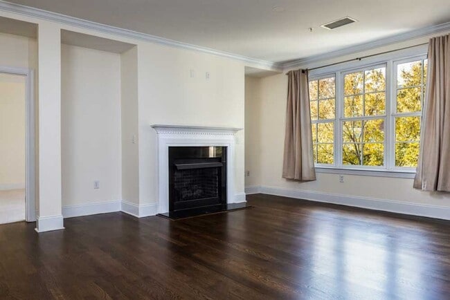 Building Photo - The BEST North Hills Condo!