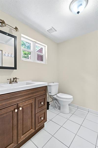 Building Photo - 1415 NE 25th St