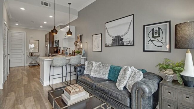 Building Photo - 719 8th Ave S