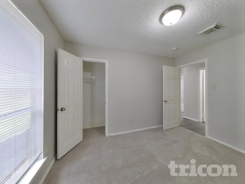 Building Photo - 1911 Deaf Smith Dr