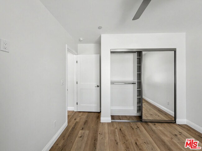 Building Photo - 5035 Zelzah Ave