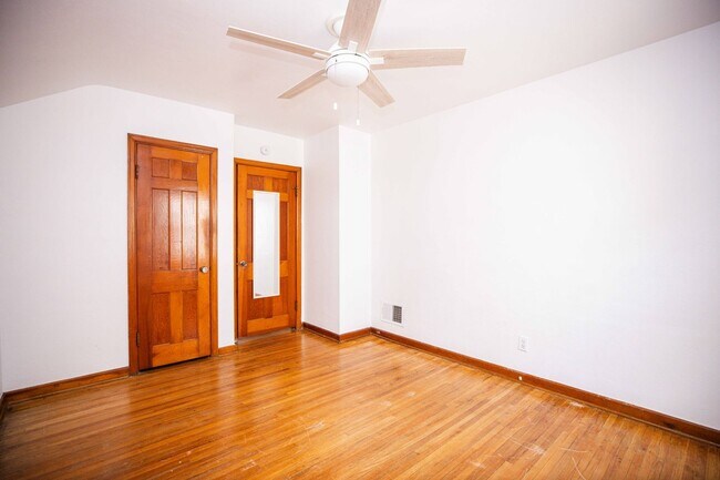 Building Photo - Beautiful three bedroom home with fenced i...