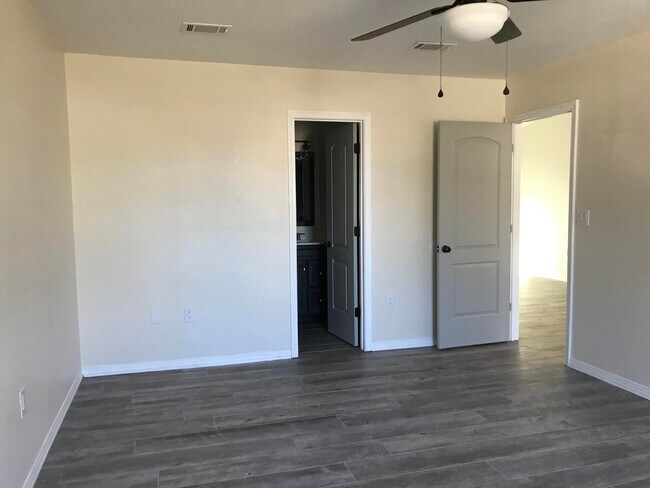 Building Photo - 113 Oak Terrace Dr