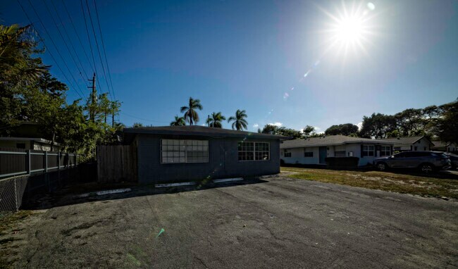 Building Photo - 1126 NE 16th Pl