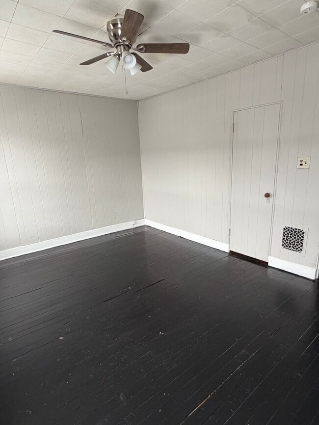 Building Photo - 5 Bedroom Pet Friendly House in Lancaster!