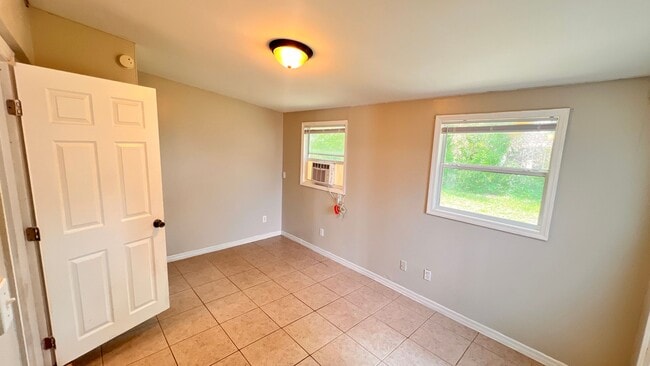 Building Photo - Lovely 2 Bedroom + Bonus Room, 1 Bathroom ...