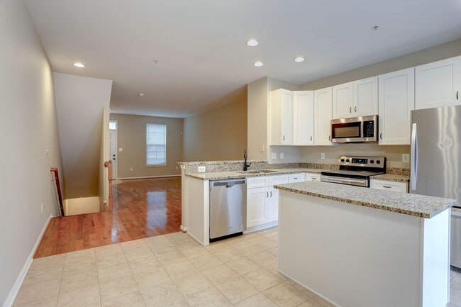 Building Photo - 3BR, 3BA, 1-Car Garage Townhome in Howard Square