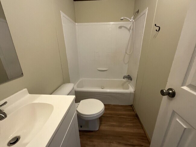 Building Photo - Charming 3-Bed, 2-Bath Retreat: Spacious 1216 Sq Ft Mobile Home in Peaceful Brazoria, TX!