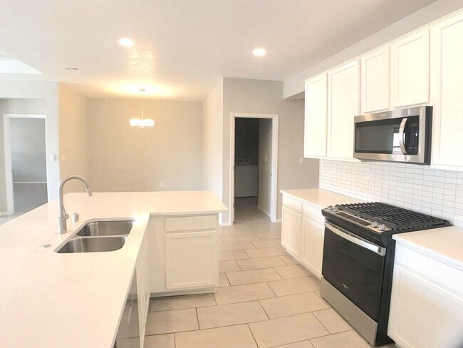 Building Photo - Los Lunas 3 bedroom! Tile Throughout! Refrigerated Air! Spacious living area