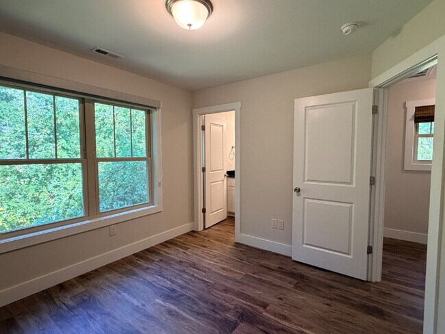 Building Photo - 2 Bed/2.5 Bath Home for Rent in Weaverville, NC
