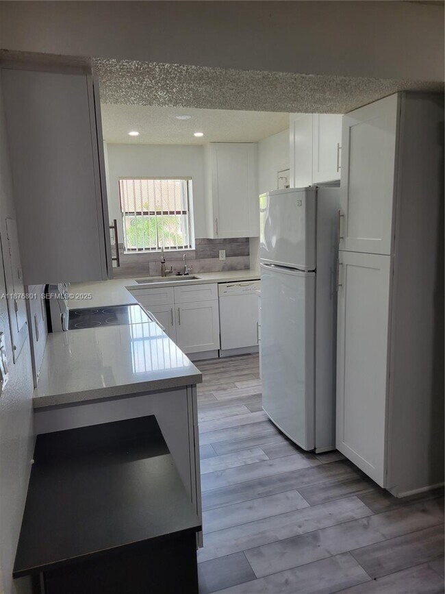 Building Photo - 10440 SW 156th Ct