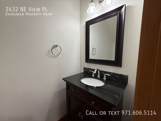 Building Photo - 2432 NE View Pl