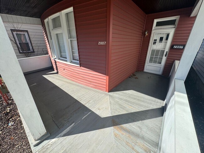 Building Photo - Spacious 4-Bed 2-Bath House!!