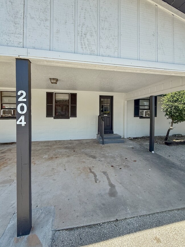 Building Photo - 204 2nd St