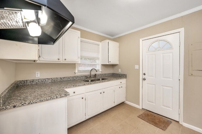 Building Photo - Renovated 4 BR Home- Move In Ready!