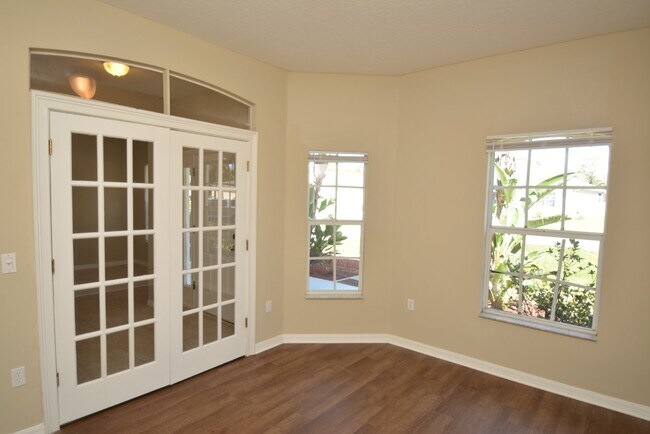 Building Photo - Pool Home with 4 bed, 2 bath located in Se...