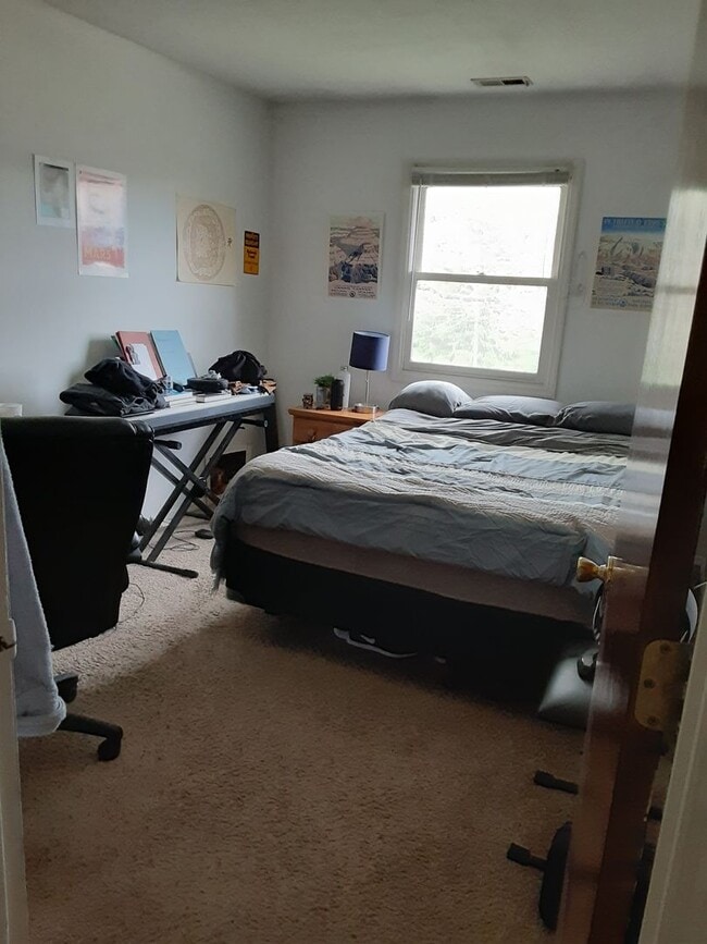 Building Photo - 4 bedrooms!