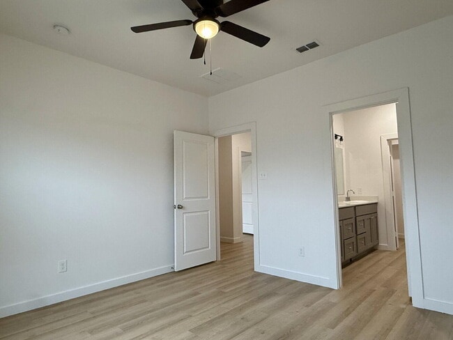 Building Photo - 5703 Kemper St