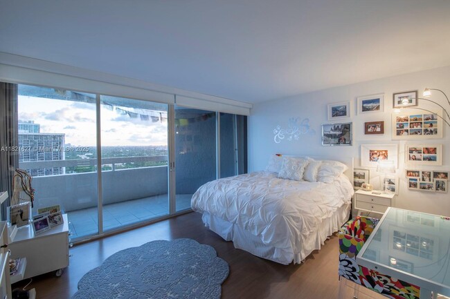 Building Photo - 1627 Brickell Ave