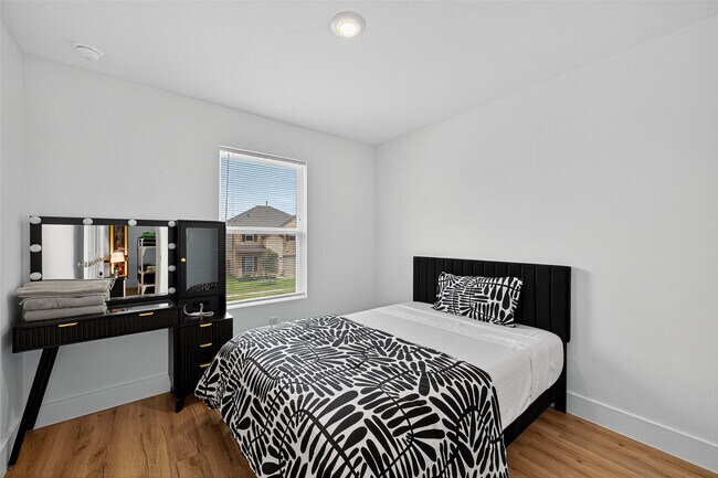 Building Photo - 27615 Village Cir Dr