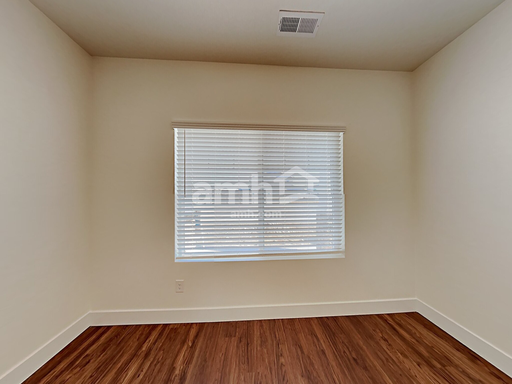 Building Photo - 901 N Barkvine Ave
