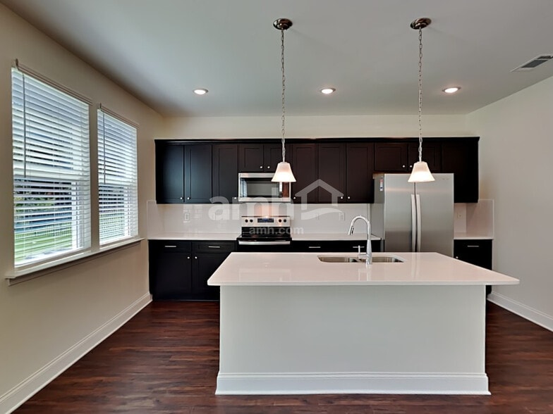 Building Photo - 3830 Chivalry Dr