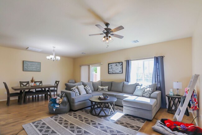 Building Photo - Pet Friendly 4 Bed 2 Bath Home!
