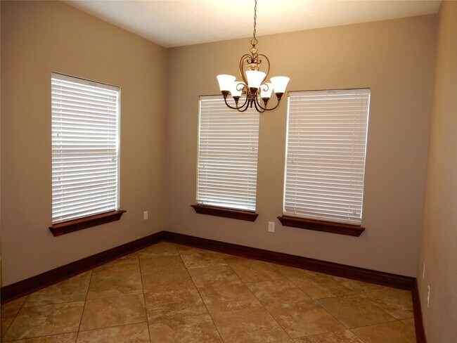 Building Photo - 13531 Russ Dr