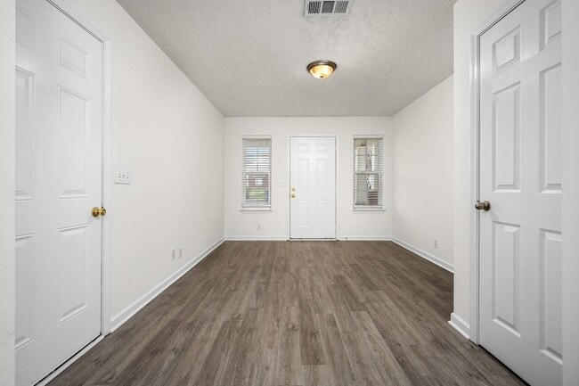 Building Photo - 4910 Laura Jeanne Blvd