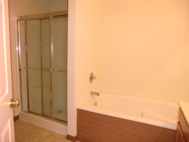 Building Photo - 104 Lake Saint Ellen Dr