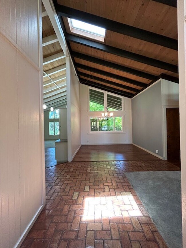 Building Photo - Charming 3bed/2.5Bath  Bennett Valley Home...