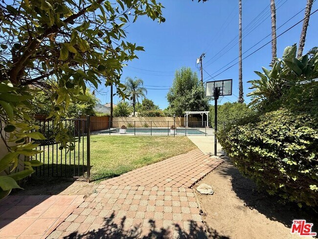 Building Photo - 5379 Yolanda Ave