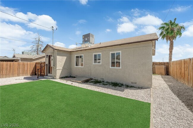 Building Photo - 433 N 10th St