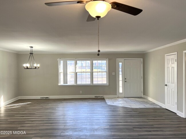 Building Photo - 4075 Meadowbrook Dr