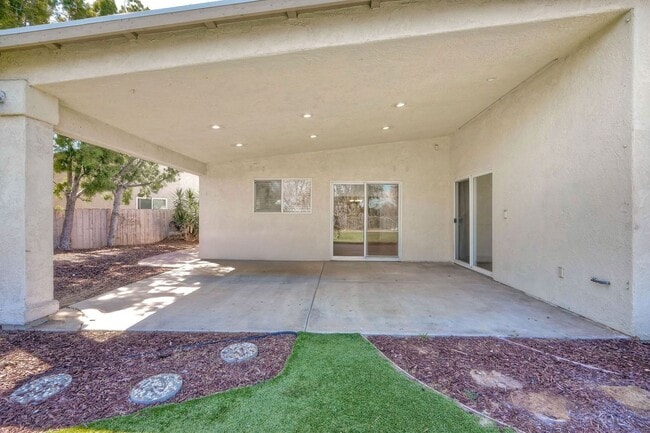 Building Photo - 3921 Daisy Pl