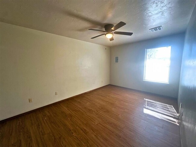 Building Photo - 910 NW Dearborn Ave