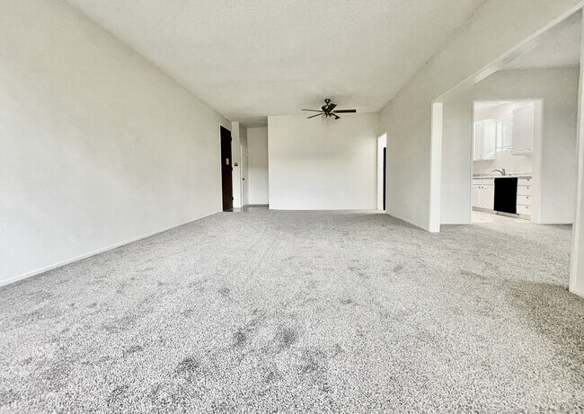 Building Photo - 6174 Buckingham Pky