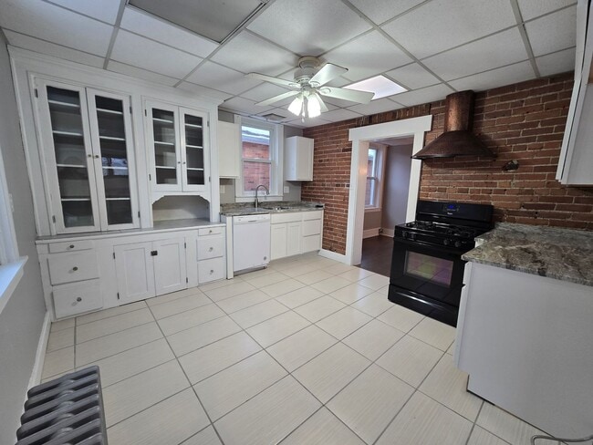 Building Photo - Beautiful Home Available NOW! - Penn Trafford SD