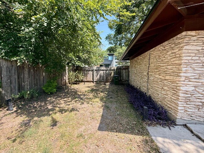 Building Photo - Updated 2-Bedroom Duplex in the Heart of C...