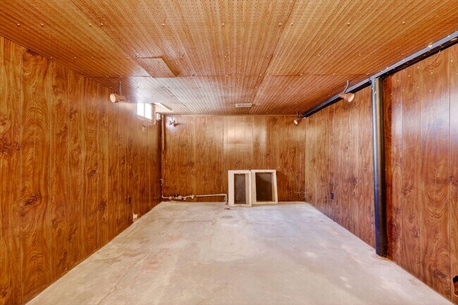 Building Photo - 514 W Lakeside St