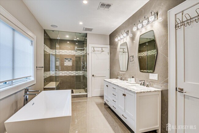 Building Photo - 3979 Park Ave