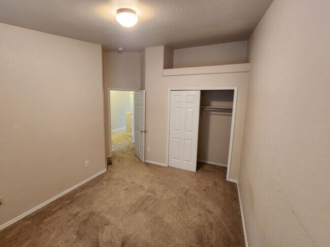 Building Photo - 3 Bedroom Townhome in Gated Community
