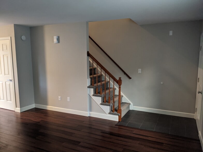 Building Photo - 1610 Vley Rd