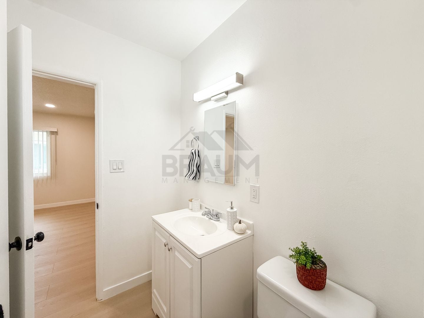 Building Photo - 13129 Oxnard St