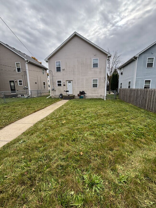 Building Photo - 3BR SINGLE FAMILY. TOTALLY REDONE.