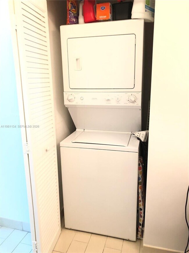 Building Photo - 1111 SW 1st Ave